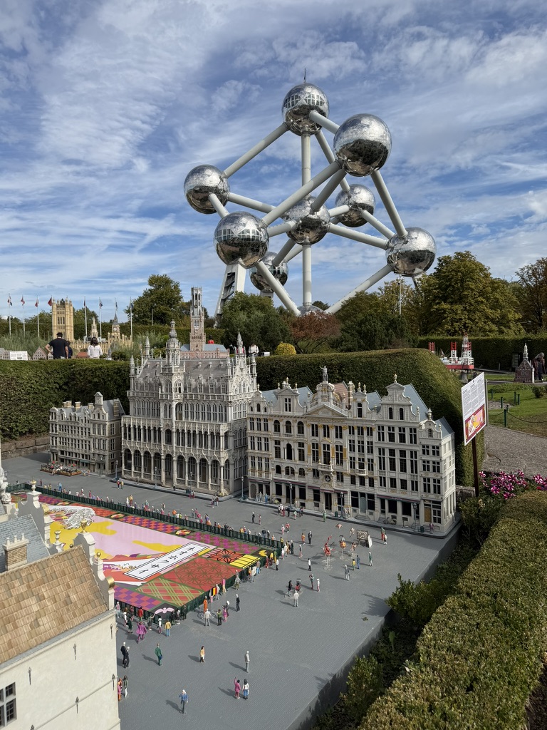 La Grand-Place de Bruxelles miniature et son tapis de fleurs, avec le vrai Atomium en arrière-plan