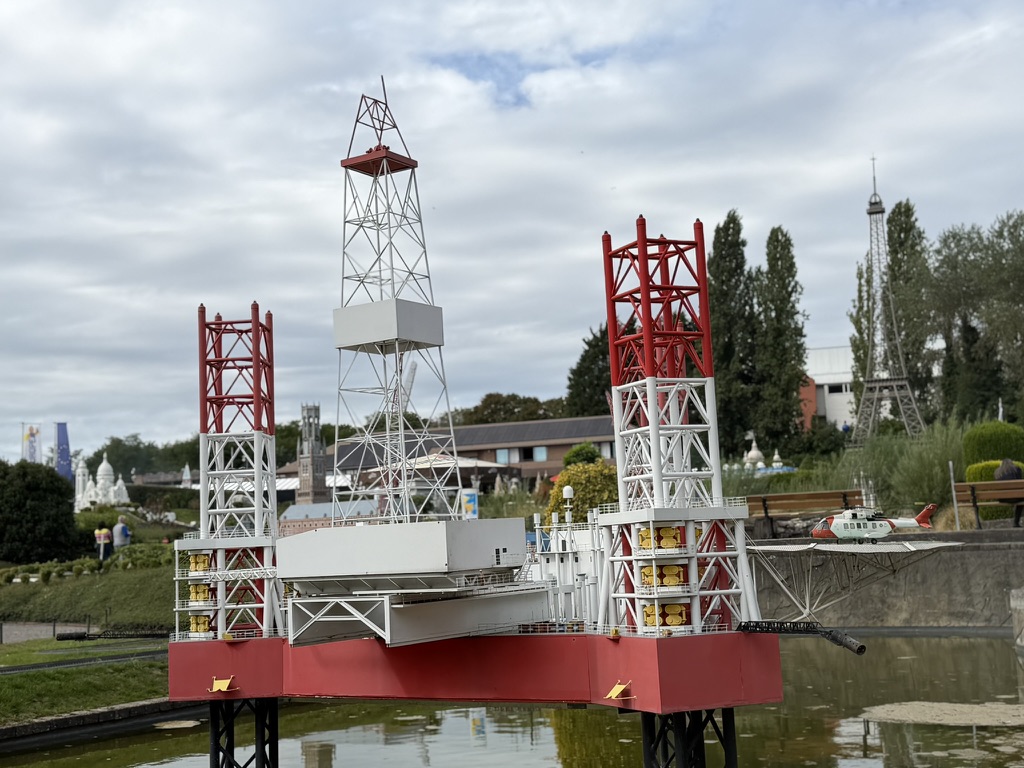 Plateforme pétrolière miniature en mer du Nord, avec hélicoptère, à Mini-Europe