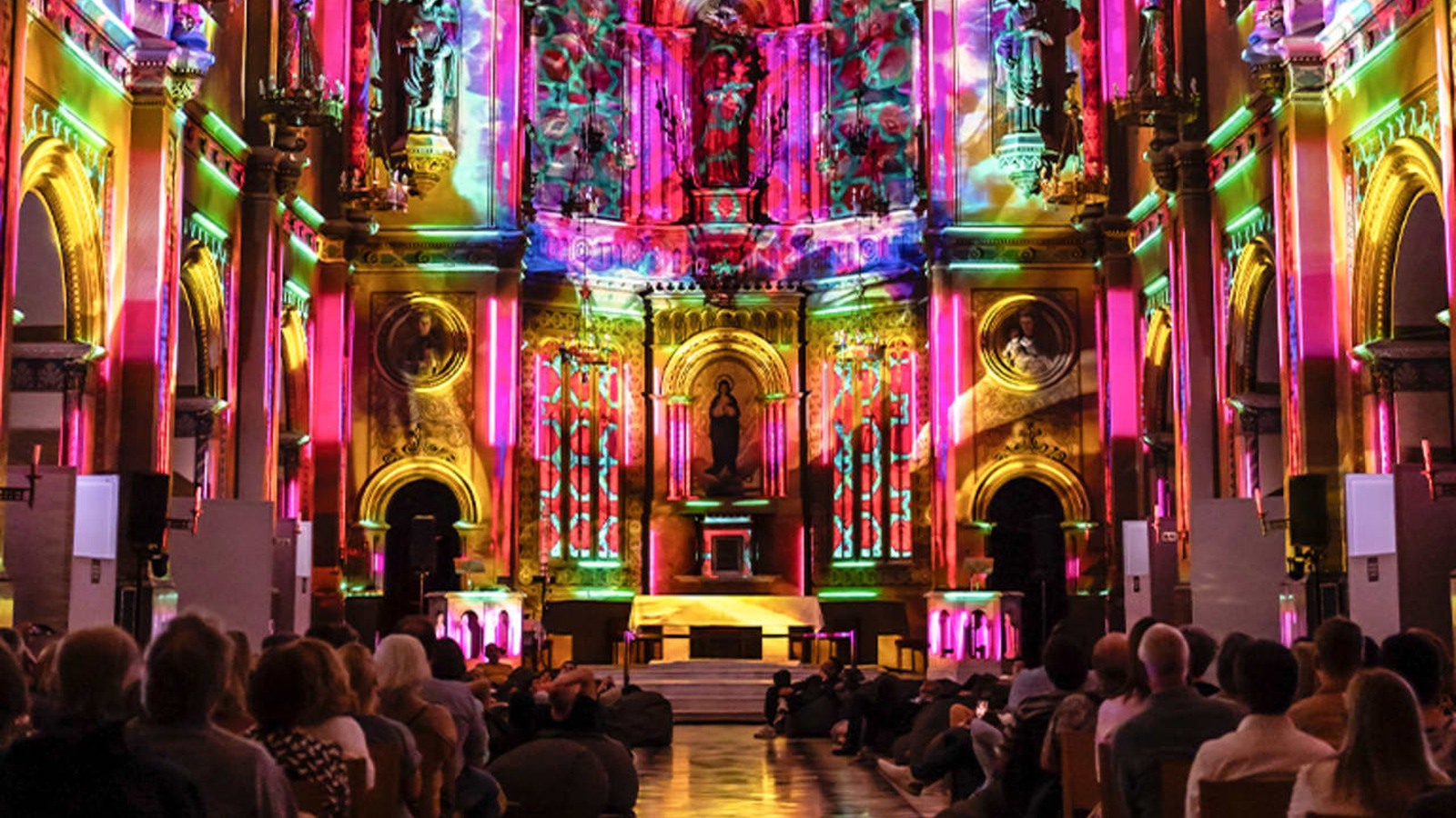 Genesis révèle les voûtes de l’Église Notre-Dame-des-Victoires au Sablon par la lumière. Colourful Genesis light projections inside the Church of Our Lady of Victories at the Sablon