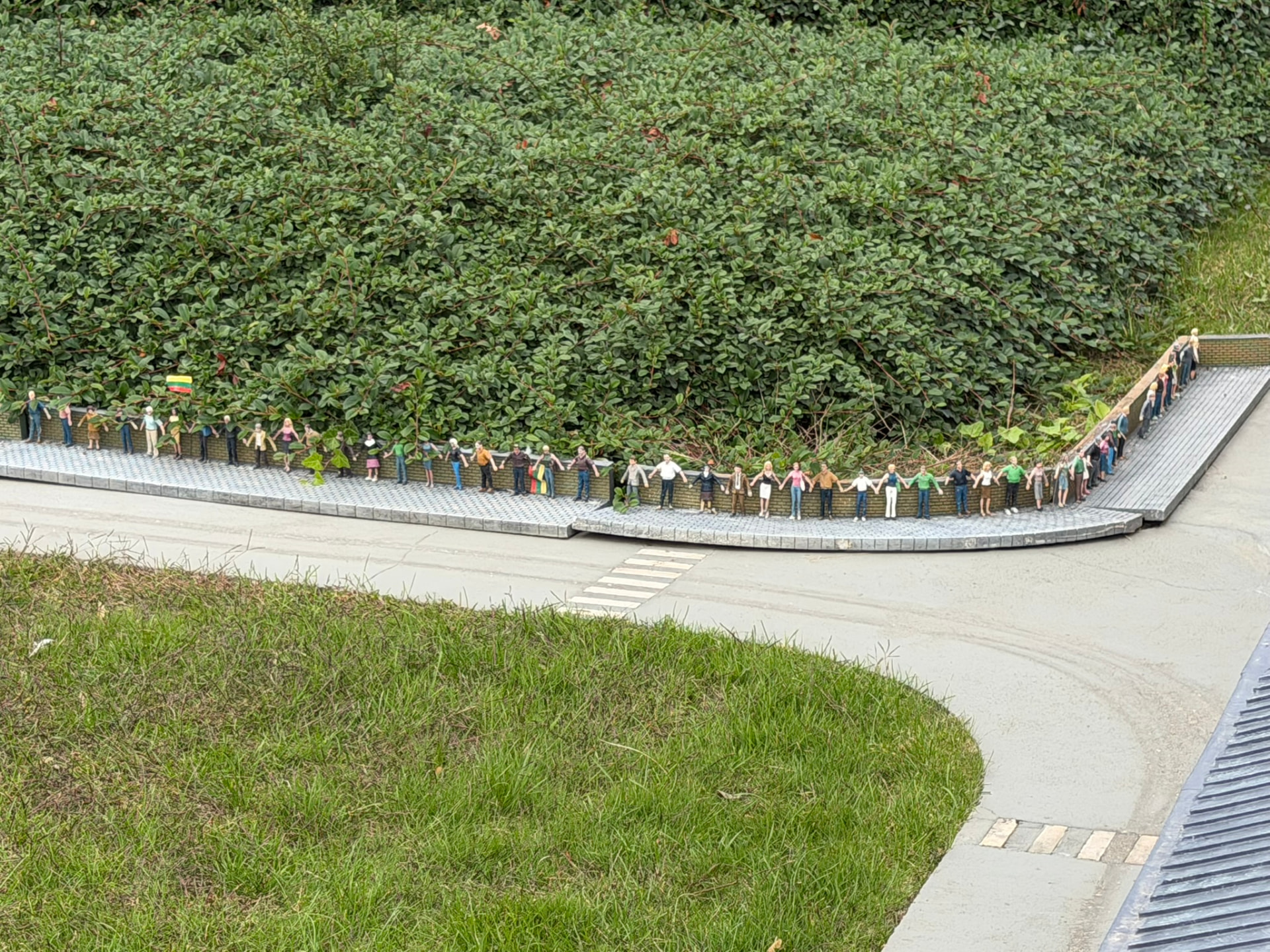 La chaîne humaine balte reproduite en figurines main dans la main à Mini-Europe