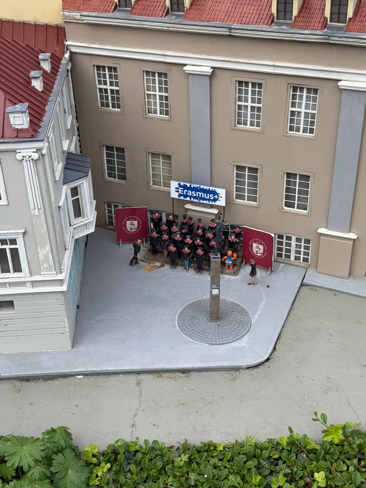 Remise de diplômes Erasmus+ en figurines à l’université de Vilnius miniature