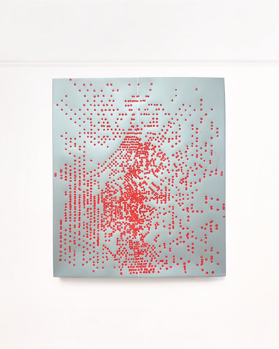 « A Touch of Presence » : Izabel Angerer expose au PARADIS ART ROOM, vernissage gratuit le 21 novembre Œuvre d’Izabel Angerer : surface gris clair couverte de perforations rouges