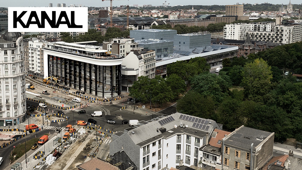 KANAL opent op 28 november: 36 uur gratis, maar de 30.000 tentoonstellingstickets zijn al weg Zicht op het KANAL-gebouw in Brussel met het officiële logo linksboven.
