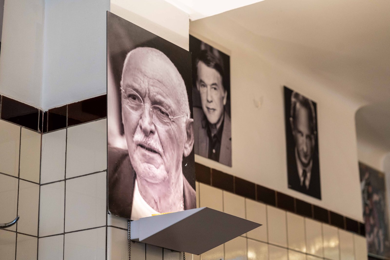 Mur de portraits en noir et blanc des habitués du Pré Salé