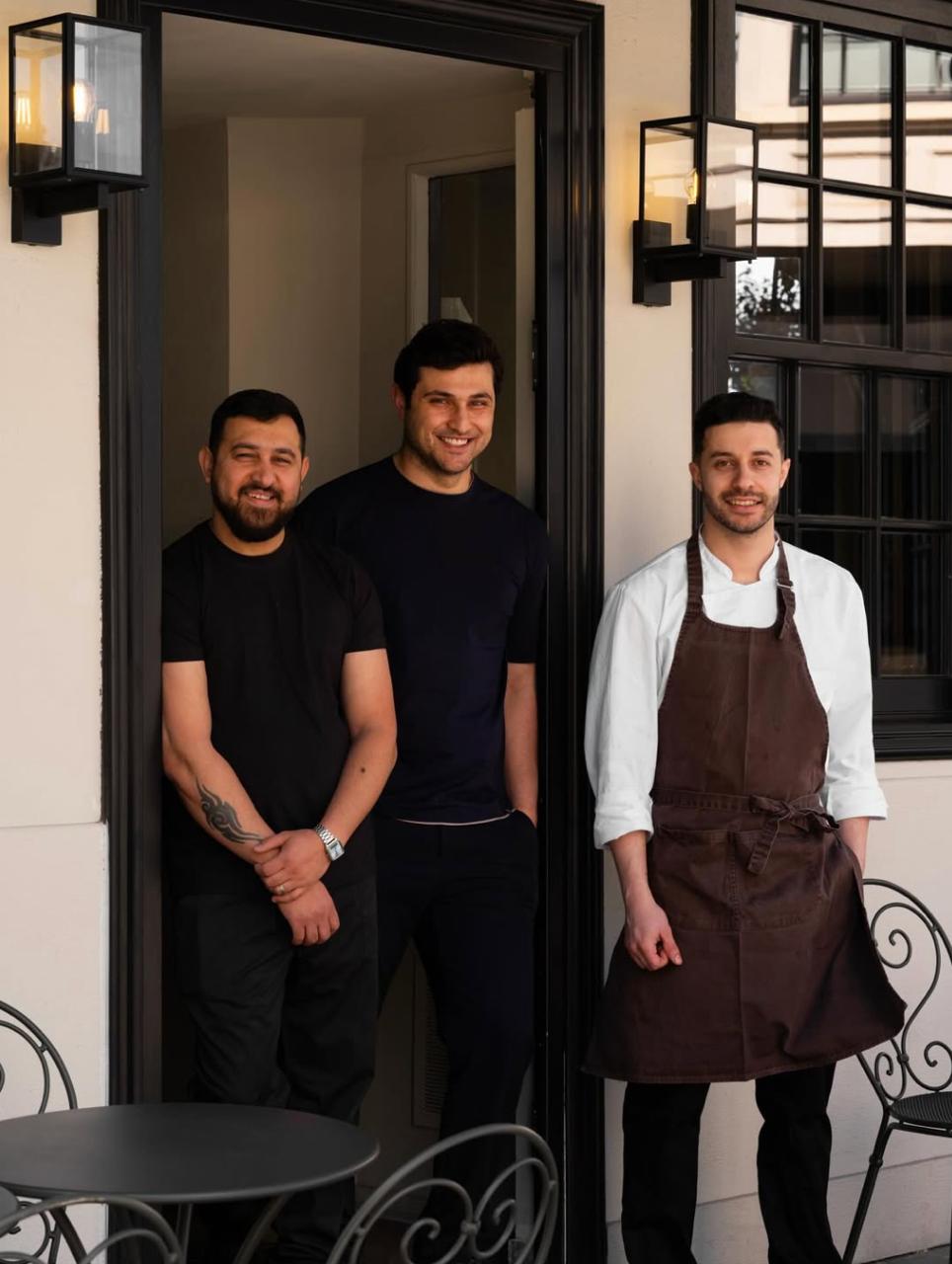 Joe Harika (au centre) et l’équipe de Ralph, rue du Châtelain. Joe Harika en een deel van het team van Ralph voor de ingang van het restaurant in het Châtelain