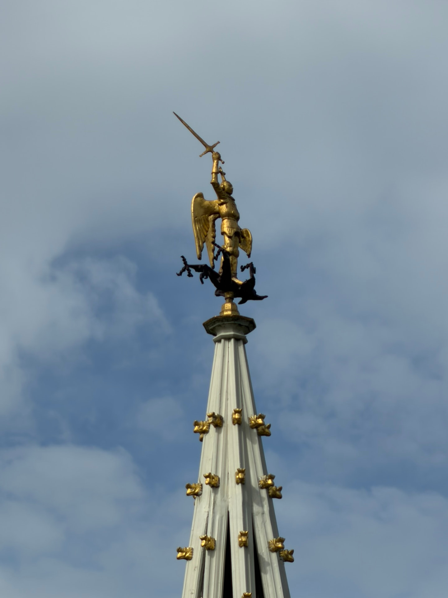 Saint Michel terrassant le dragon, doré, au sommet de la flèche de l’hôtel de ville miniature