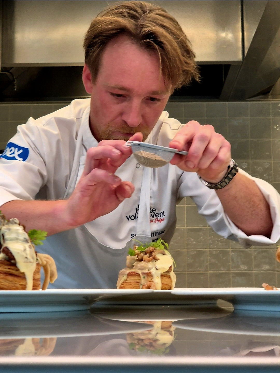 Chef candidat en plein dressage d’un vol-au-vent Chef candidat en plein dressage d’un vol-au-vent