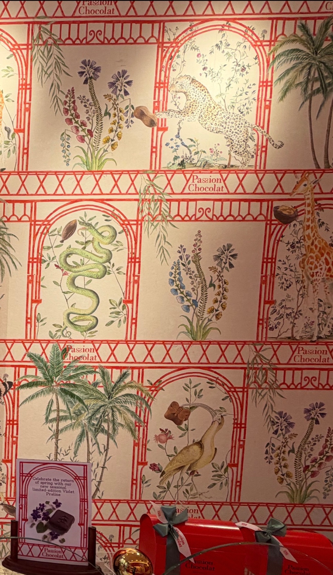 Détail papier peint exclusif Passion Chocolat avec girafes, panthères et hérons — surréalisme belge dialoguant avec le monde animal