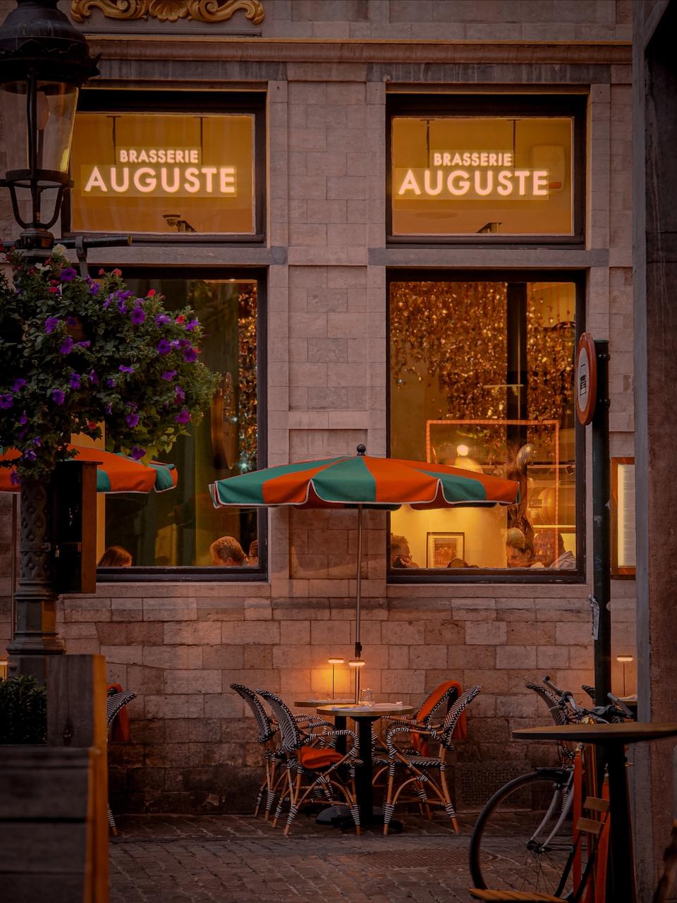 LES BRANCHÉS DE LA CAPITALE : Quand la Grand-Place redevient Auguste Façade et terrasse de la Brasserie Auguste sur la Grand-Place de Bruxelles