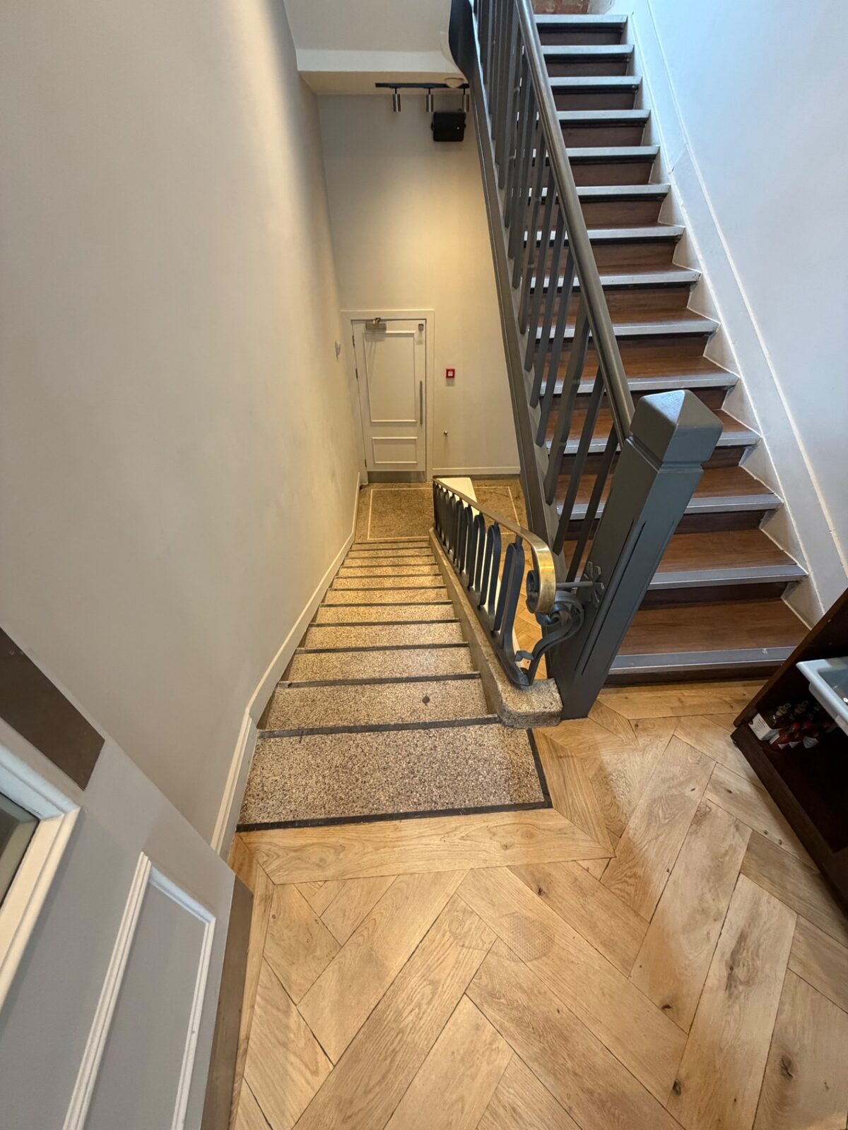 Escalier d’origine de l’immeuble Grand-Place 12A — Auguste