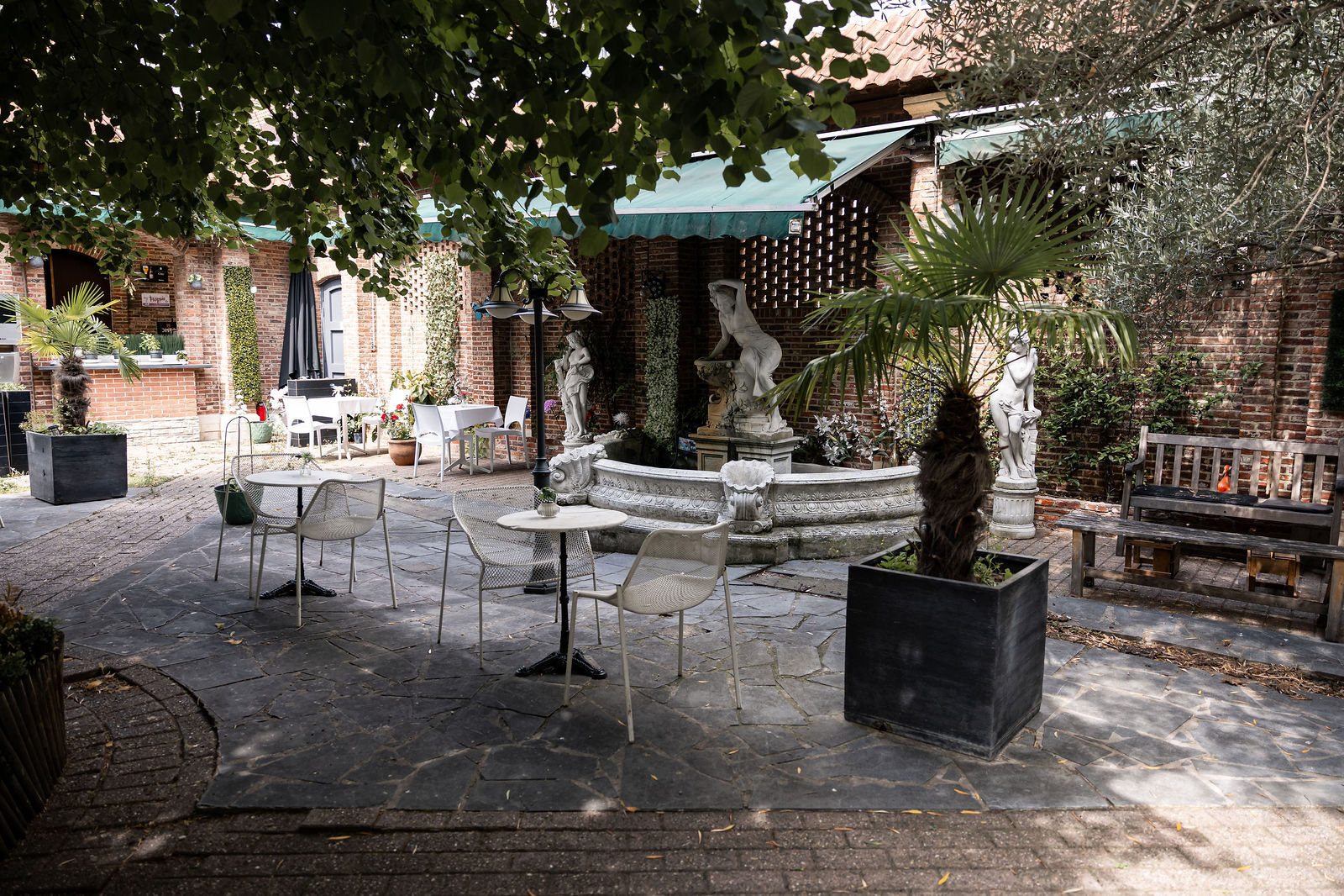 Tables dressées dans une salle du Beer’s Garden