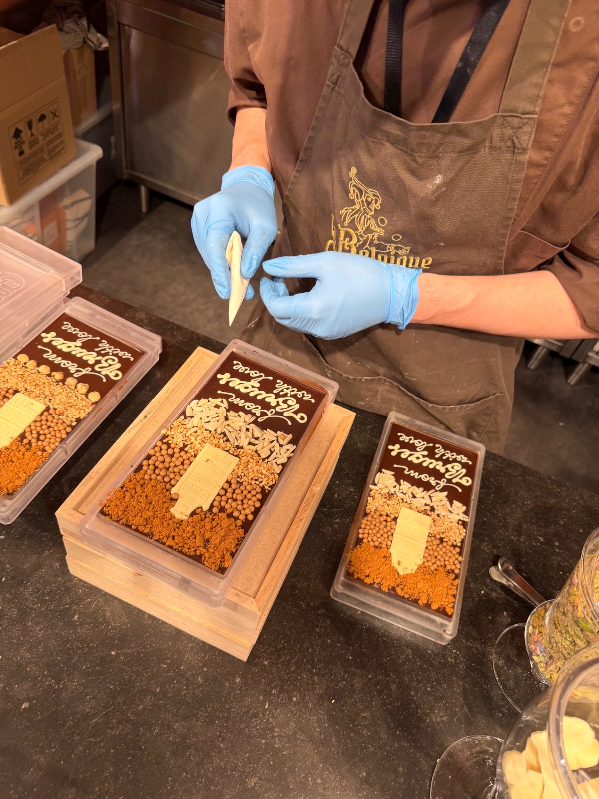 Hand decoration of personalised chocolate bars at La Tabletterie