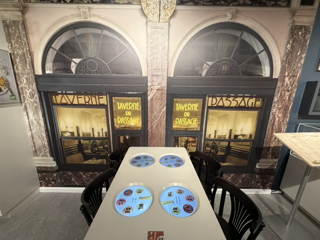 Taverne du Passage decor with a multilingual tasting table at the Friet Museum