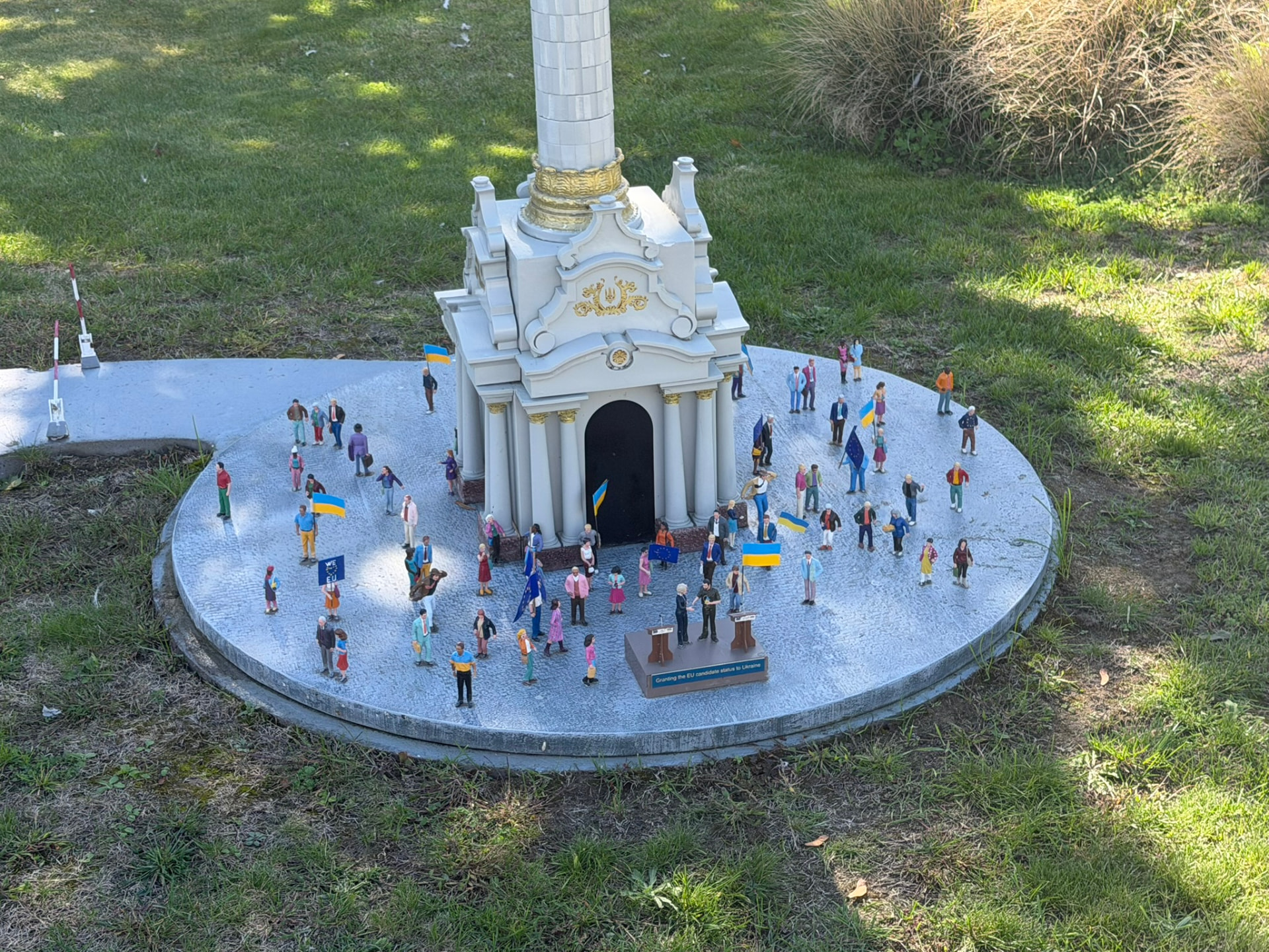 La colonne de l’Indépendance de Kyiv miniature, entourée de figurines aux drapeaux ukrainiens et européens