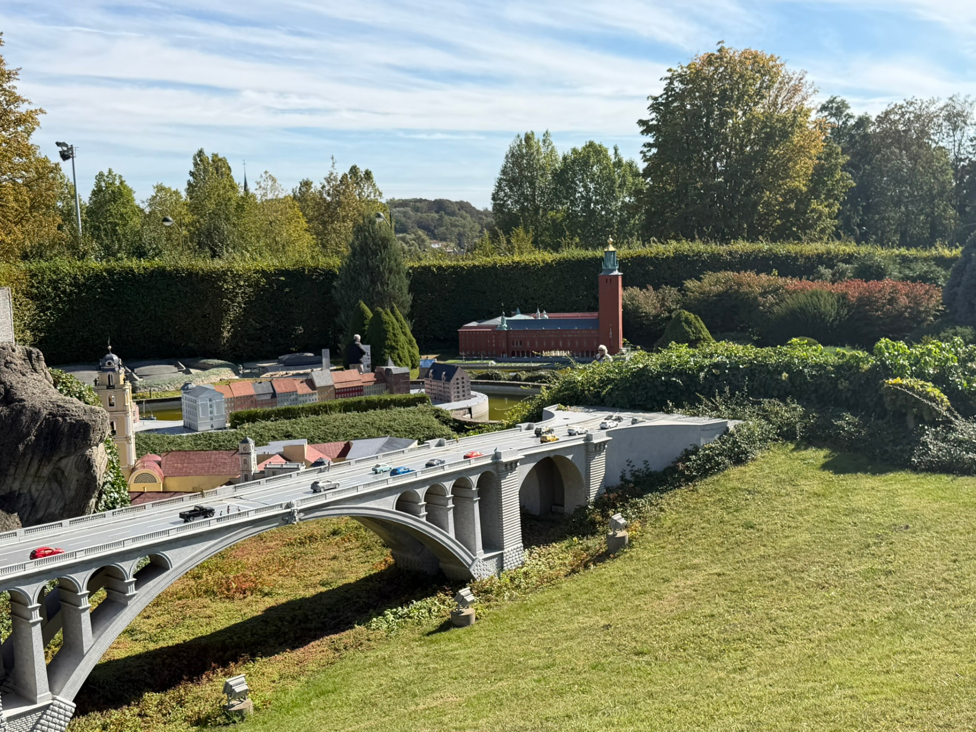 Le pont Adolphe de Luxembourg miniature, avec ses voitures, à Mini-Europe