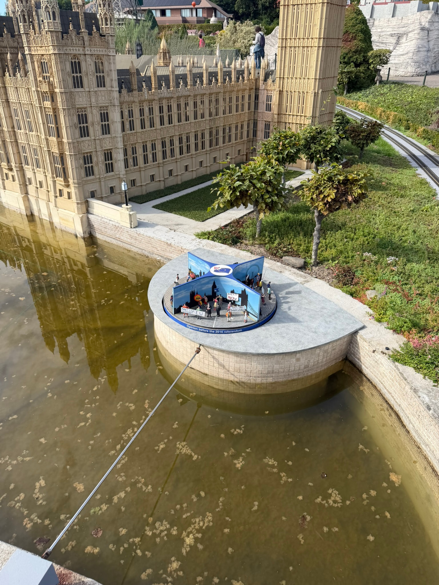 La scène circulaire sur le référendum de 2016, sur l’eau devant Westminster miniature