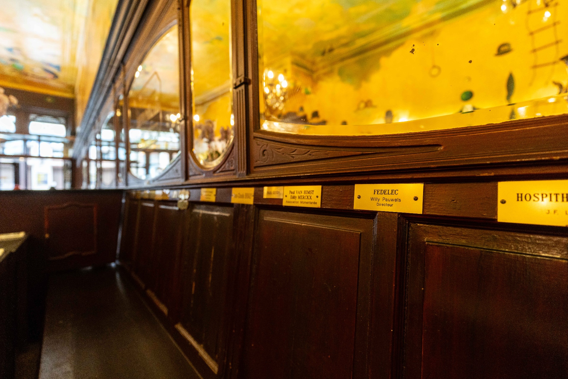 Gouden naamplaatjes in de zaal