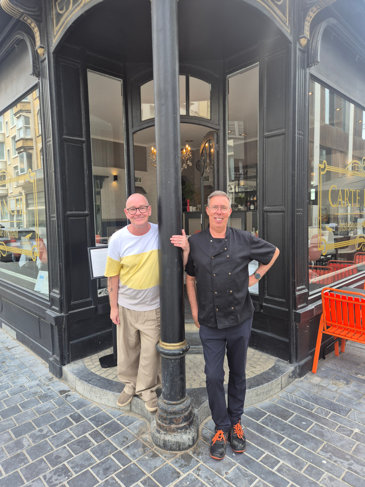 Deux assiettes bistronomiques sur la terrasse ensoleillée de Carte Blanche à Ostende