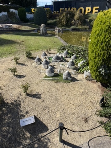 Les trulli d’Alberobello miniatures, avec leurs toits coniques, à Mini-Europe