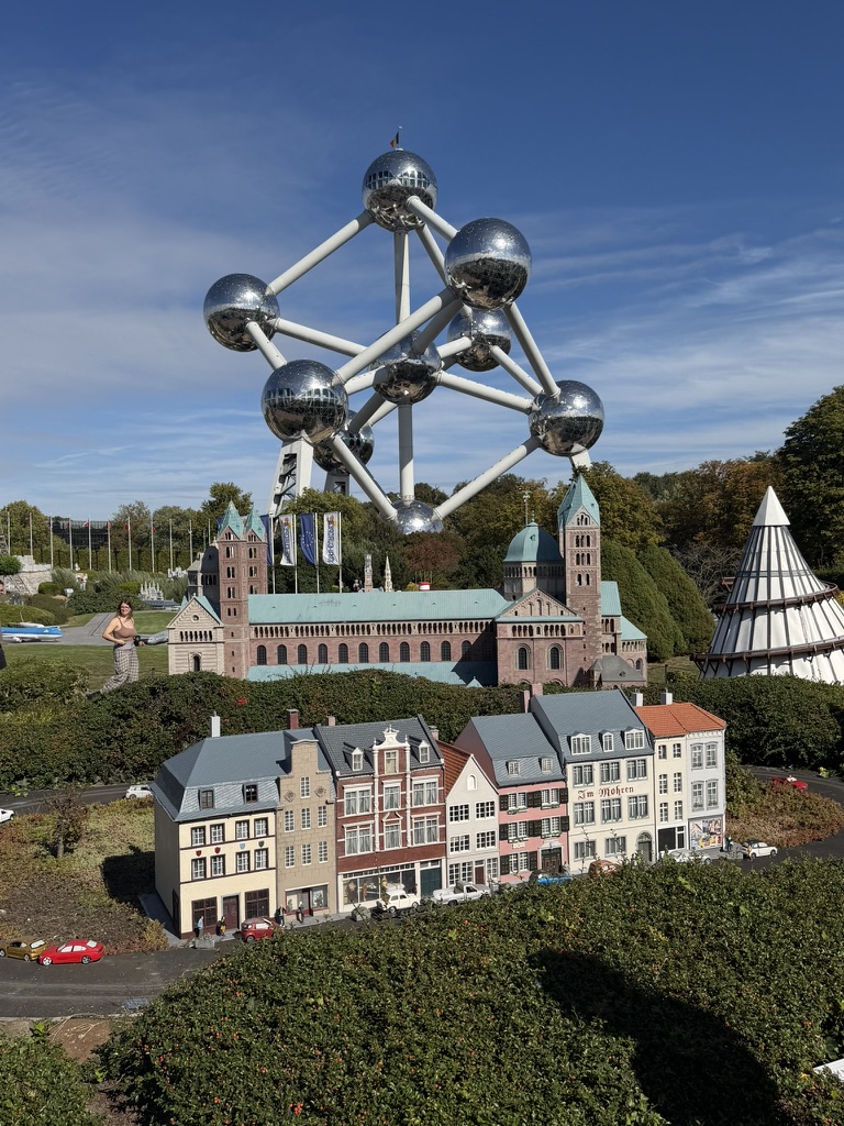La cathédrale de Spire miniature avec le vrai Atomium en arrière-plan