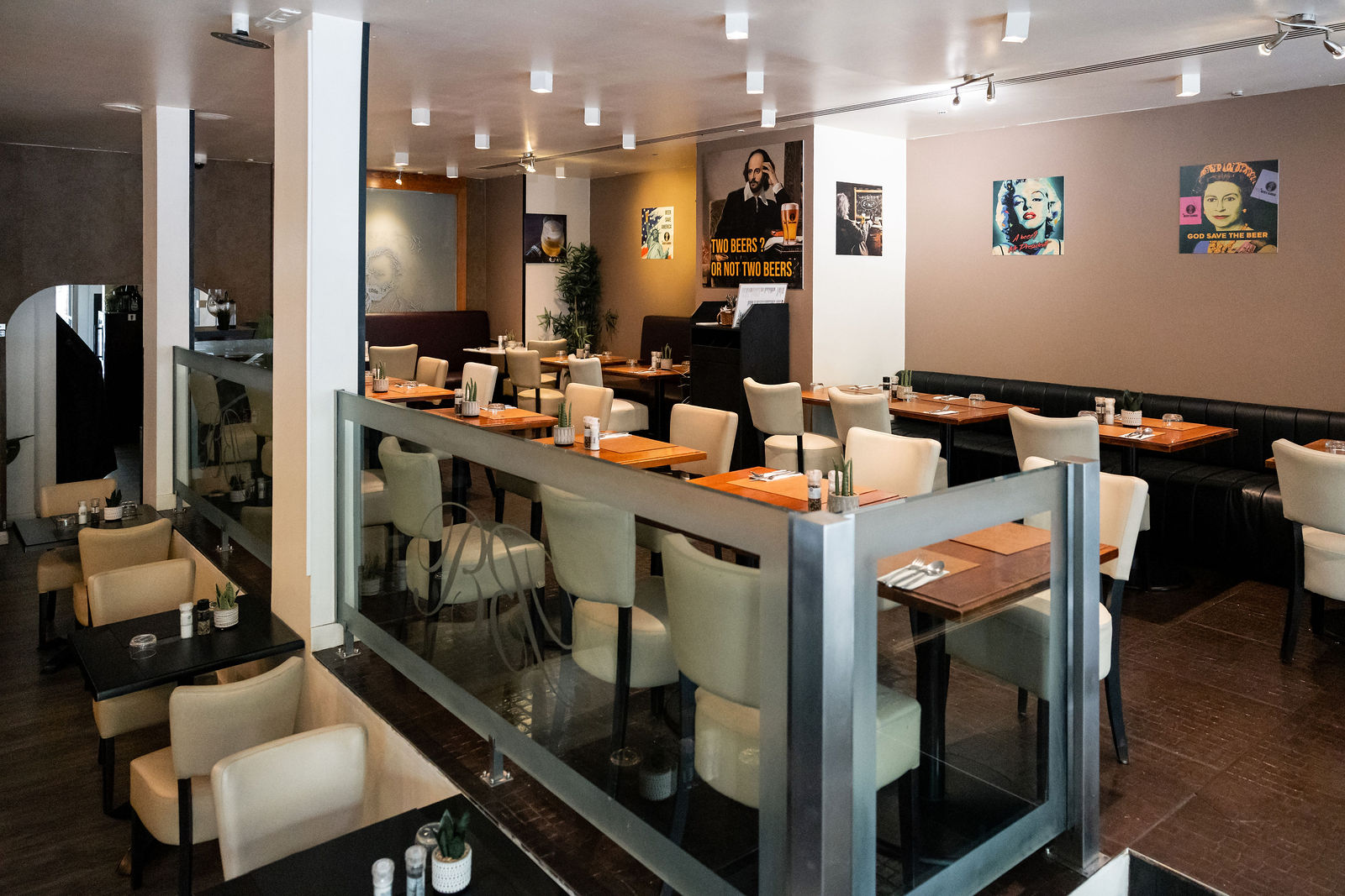 Salle intérieure du Beer’s Garden préparée pour un repas de groupe