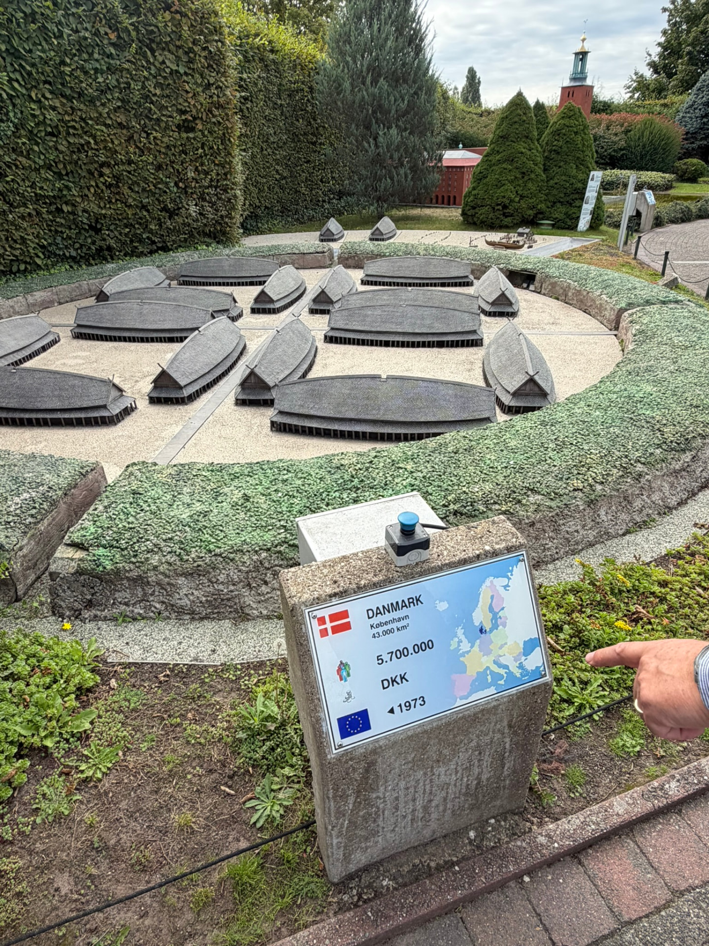 La forteresse viking de Trelleborg et la fiche d’identité du Danemark à Mini-Europe