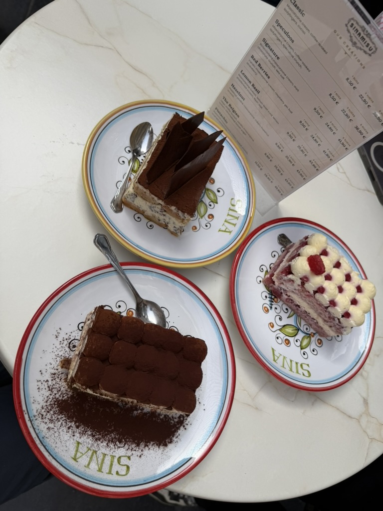 Trois créations de tiramisu Sinamisu sur des assiettes colorées