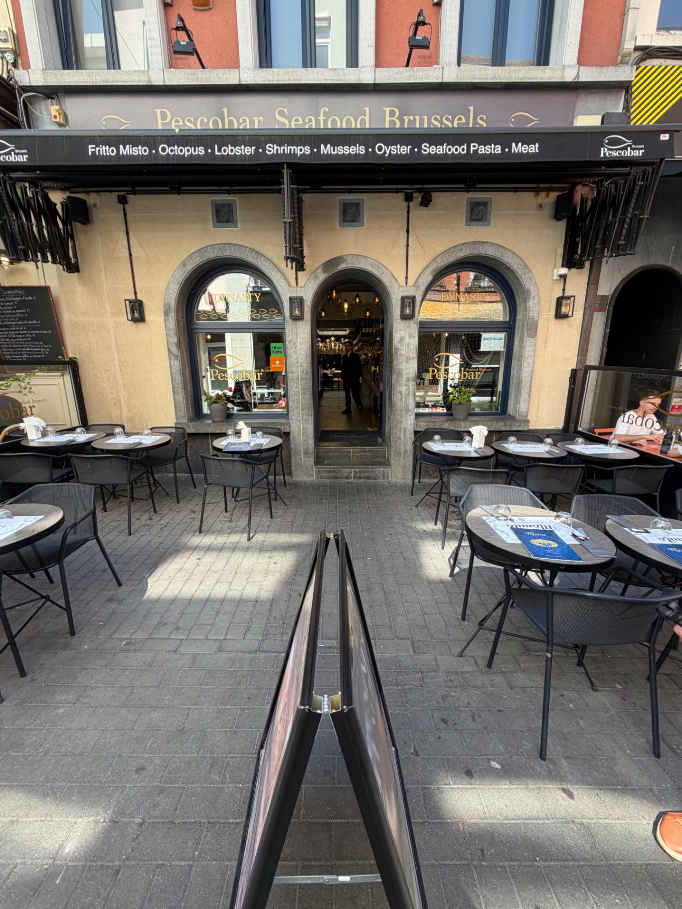 Façade Pescobar Seafood Brussels rue Jourdan, terrasse et store noir aux fruits de mer (Fritto Misto, Octopus, Lobster, Shrimps, Mussels, Oyster)