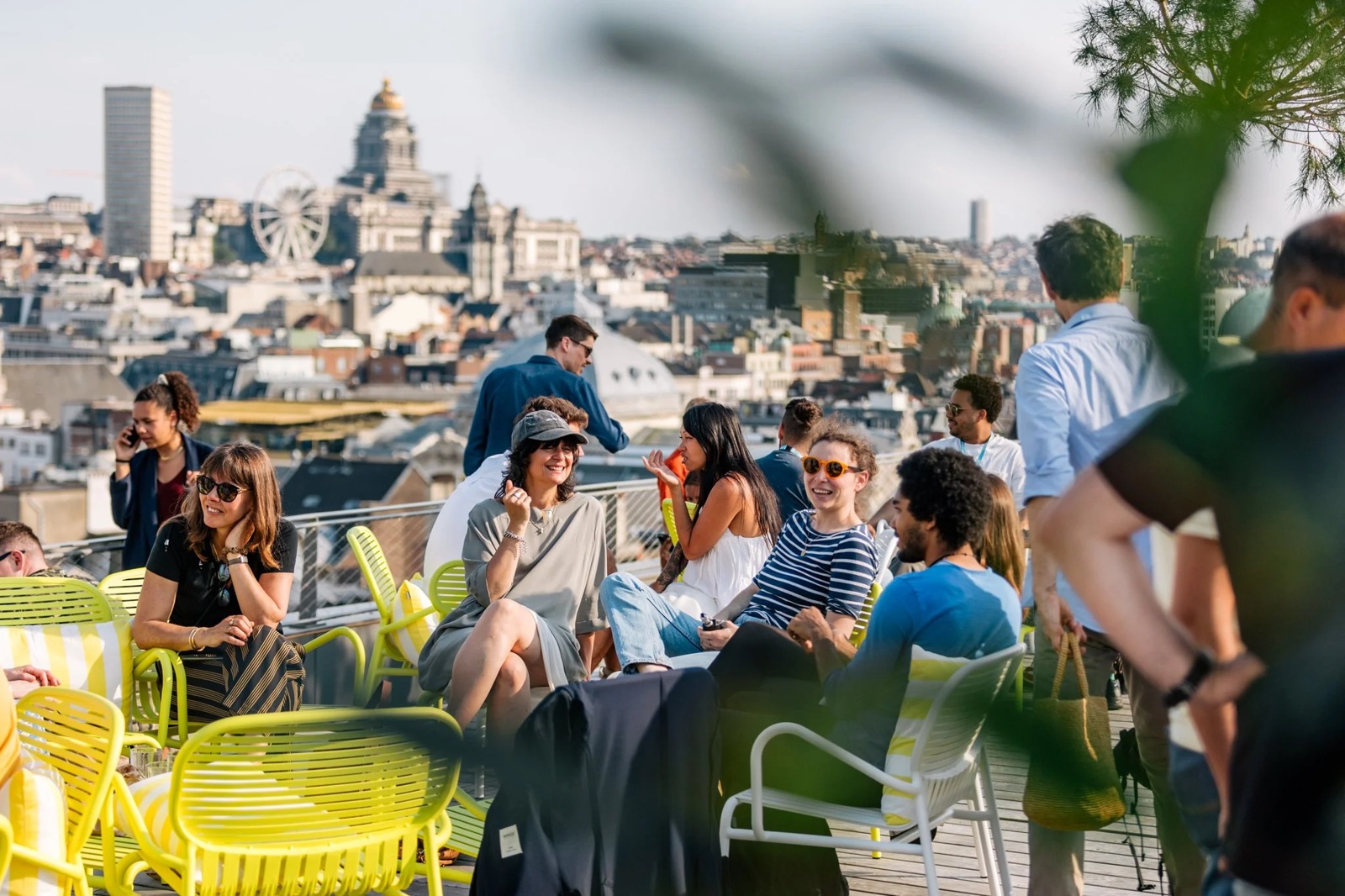 Photographie officielle de la terrasse — ne renseigne pas sur son ouverture actuelle. Terrasse de Rooftop 58 avec Bruxelles en arrière-plan