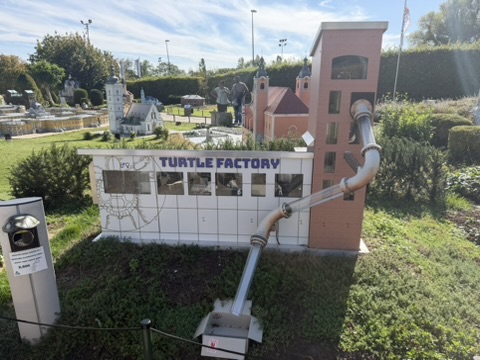 La Turtle Factory, usine miniature loufoque à Mini-Europe