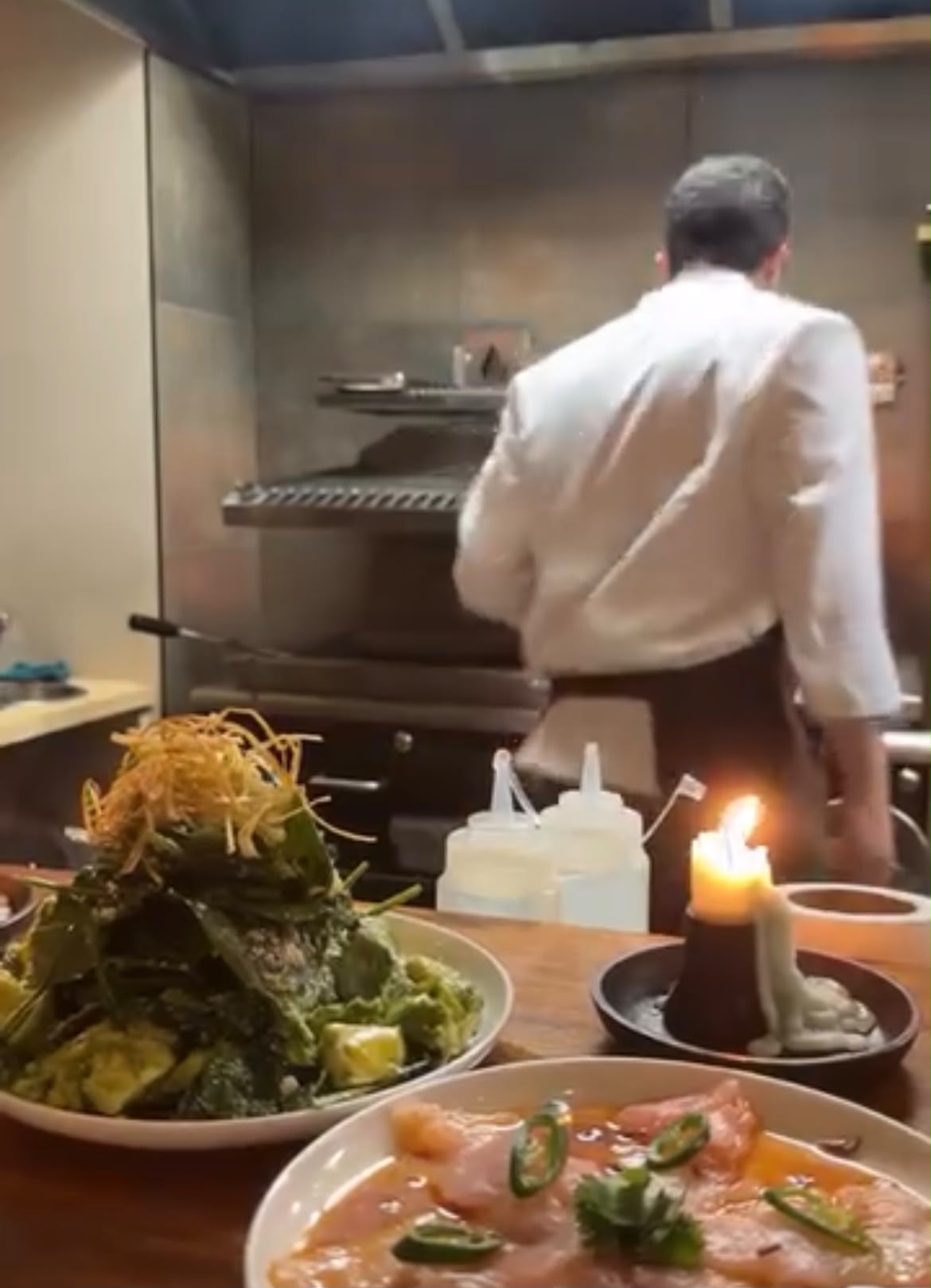 La cuisine ouverte de Ralph, avec son grill au feu de bois