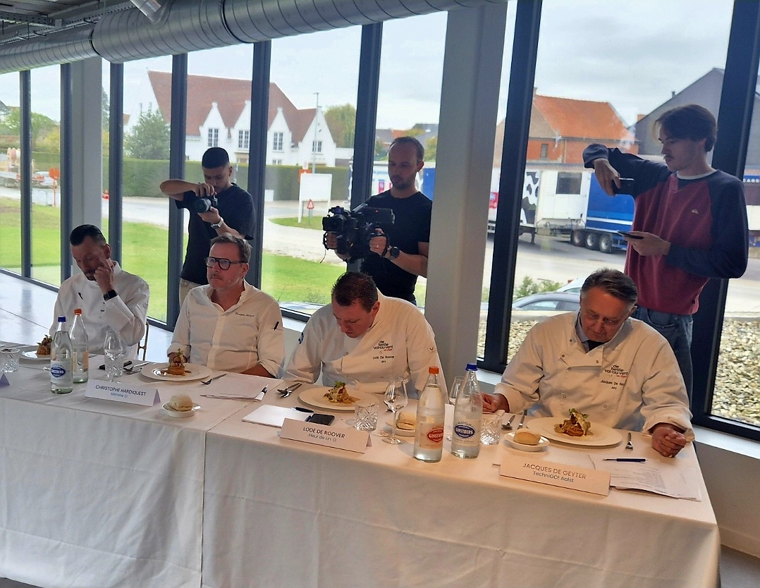 Le jury du Meilleur Vol-au-Vent de Belgique en pleine dégustation Le jury du Meilleur Vol-au-Vent de Belgique en pleine dégustation