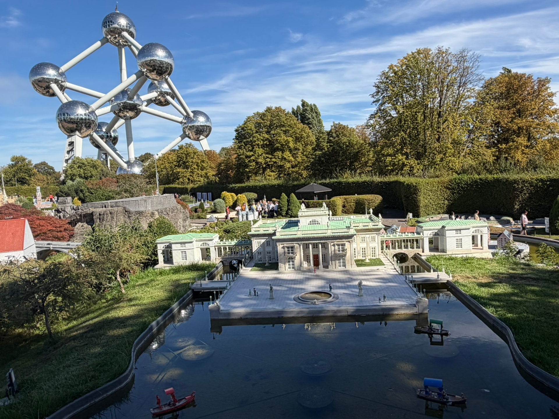 Le palais de Łazienki de Varsovie miniature, avec le vrai Atomium en arrière-plan
