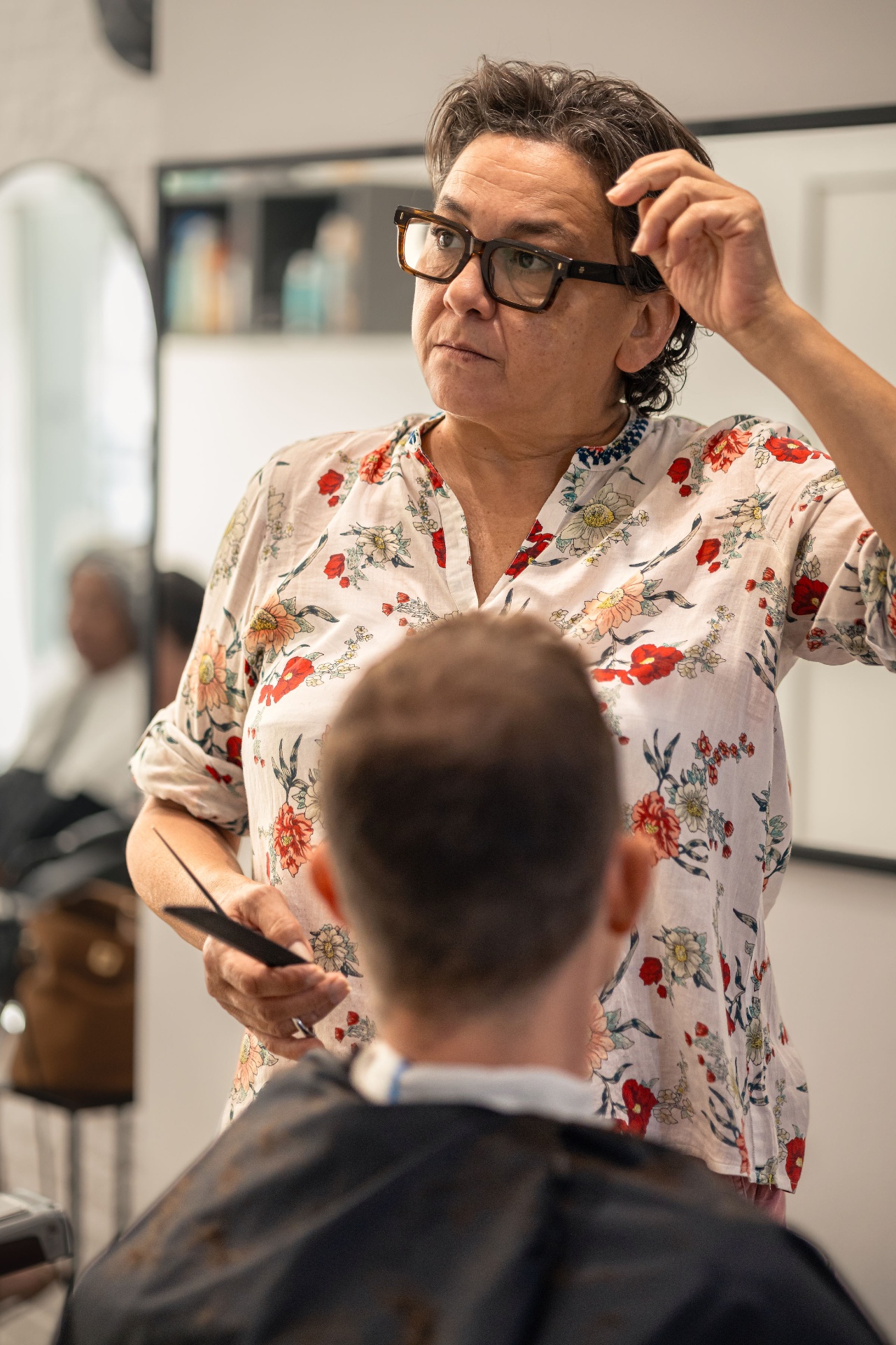Portrait de Khadija Lamarti, artisan coiffeur-visagiste à Bruxelles, dans son salon
