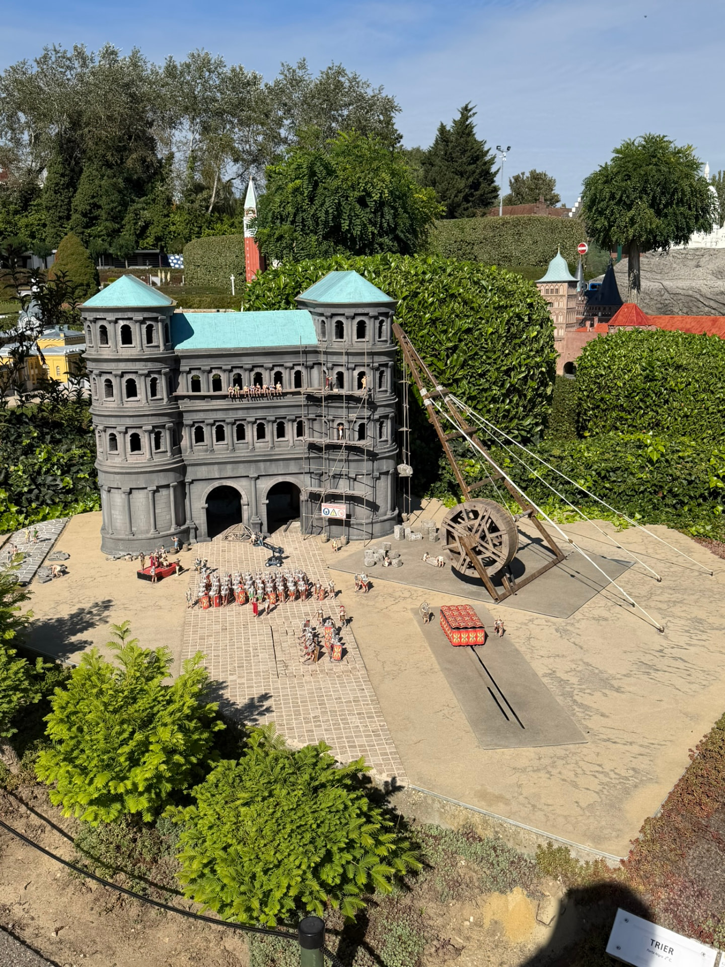 La Porta Nigra de Trèves miniature, avec ses légionnaires romains, à Mini-Europe