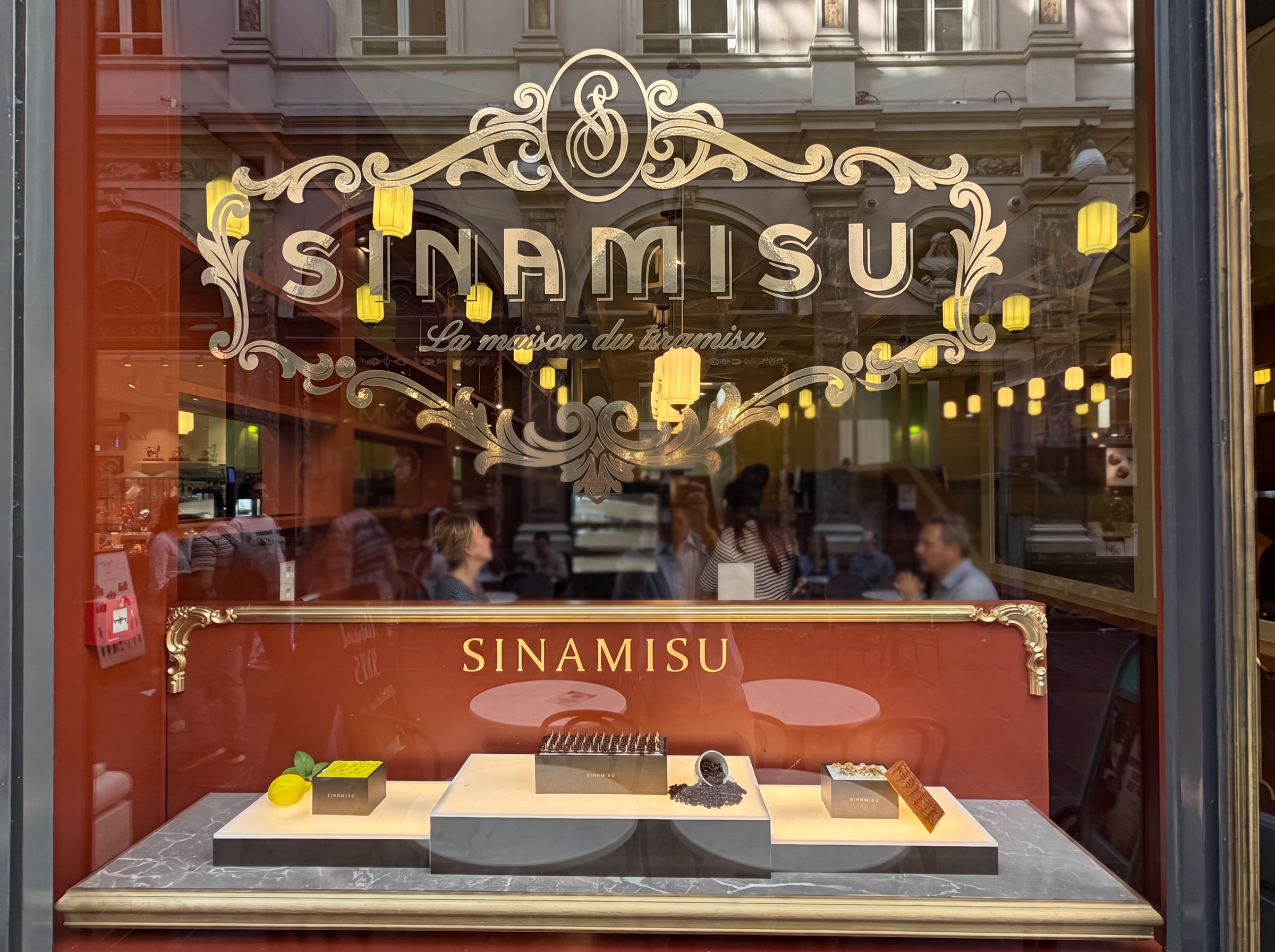 Pâtes fraîches au pesto de pistache et burrata, dressées devant la cuisine ouverte. © BXLOVE Een nieuw uithangbord voor Sina Pasta in de Beenhouwersstraat — foto in Galeries Royales Saint-Hubert, Bruxelles-Ville, Brussel — BXLOVE
