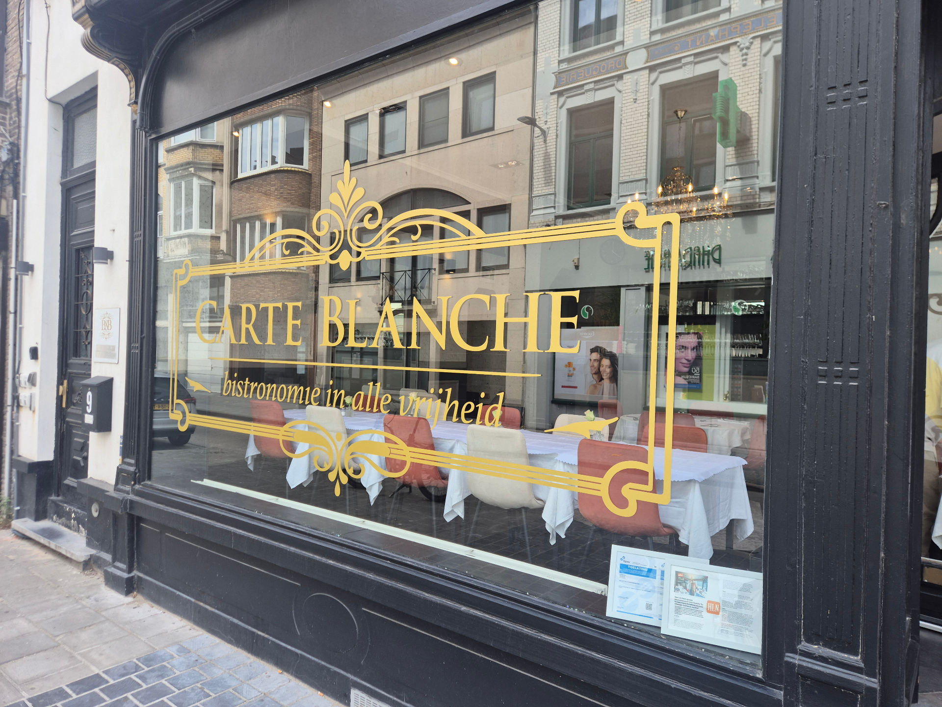 Vitrine Carte Blanche avec slogan bistronomie in alle vrijheid Vitrine Carte Blanche avec slogan bistronomie in alle vrijheid