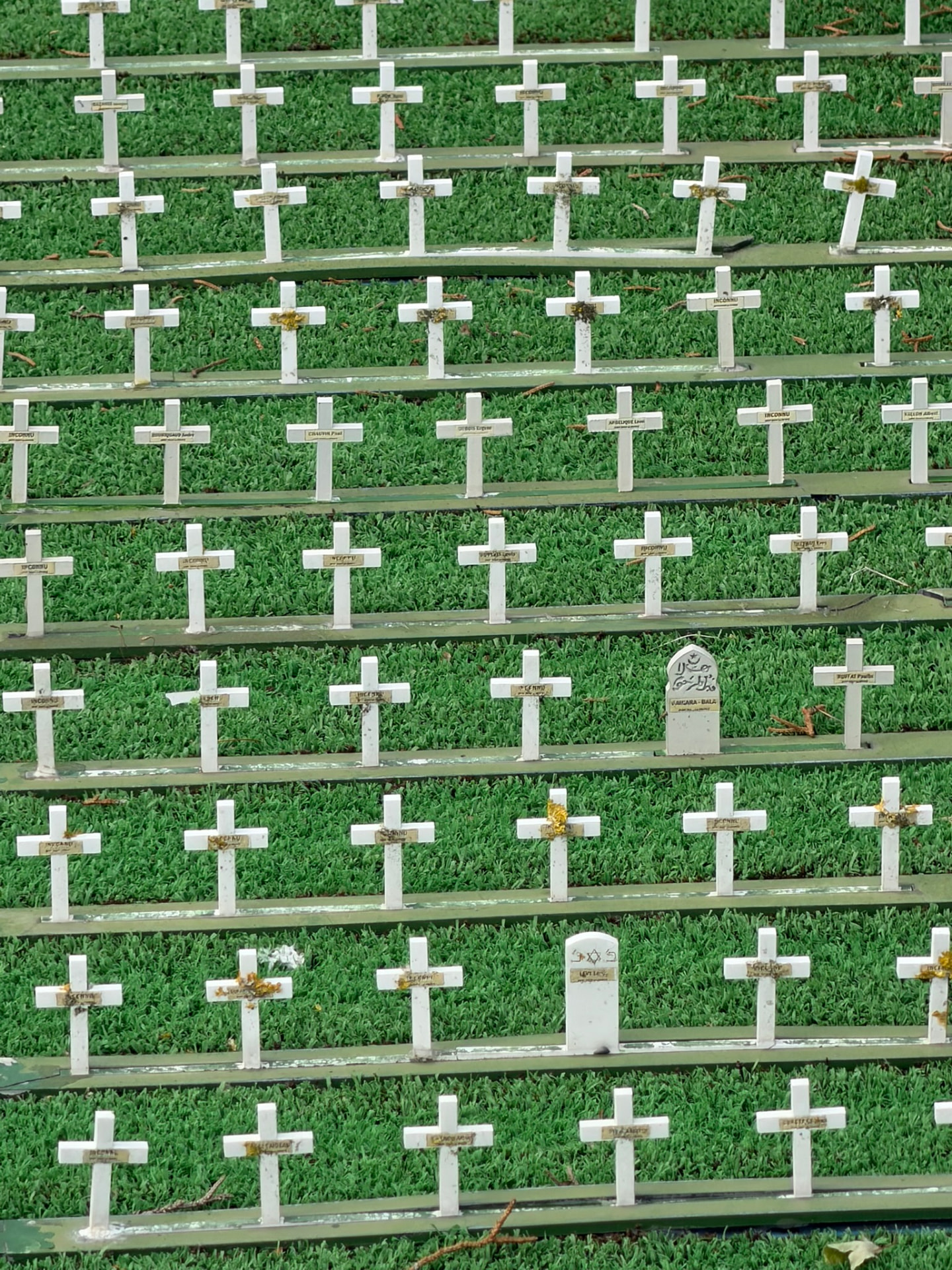 Gros plan sur les croix miniatures du mémorial In Flanders Fields