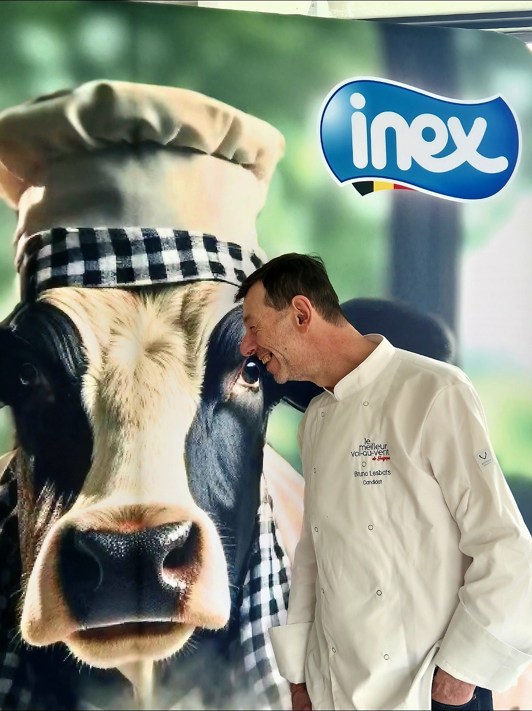 Chef candidat Bruno Lesbats devant la vache mascotte INEX Chef candidat Bruno Lesbats devant la vache mascotte INEX