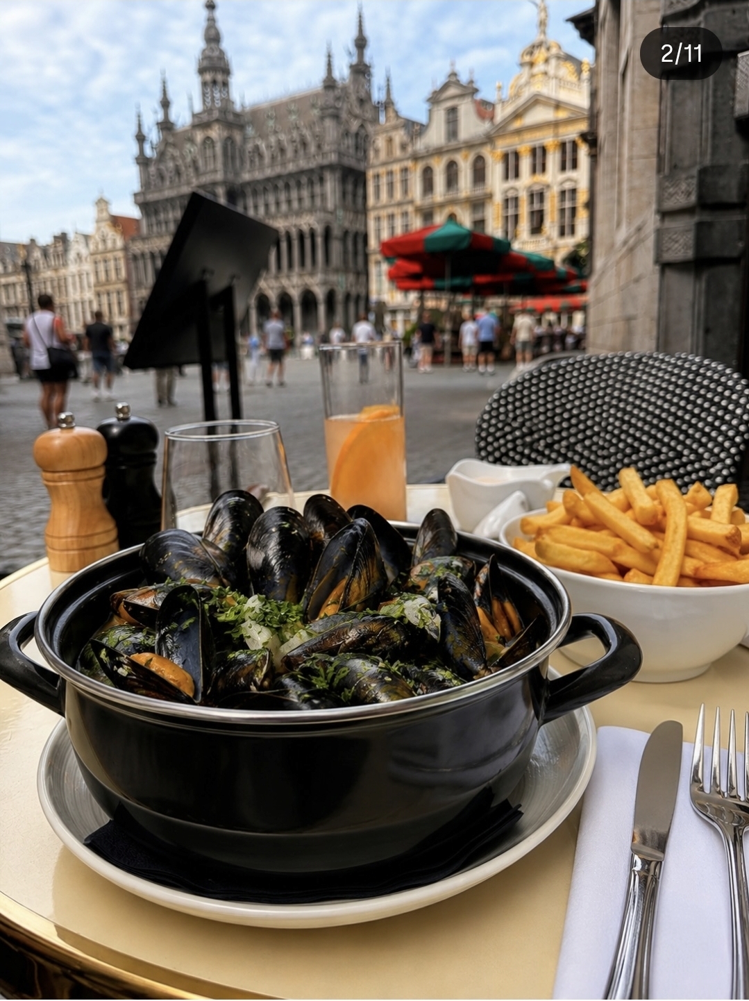 Pot mosselen en frieten op het terras tegenover de Grote Markt van Brussel