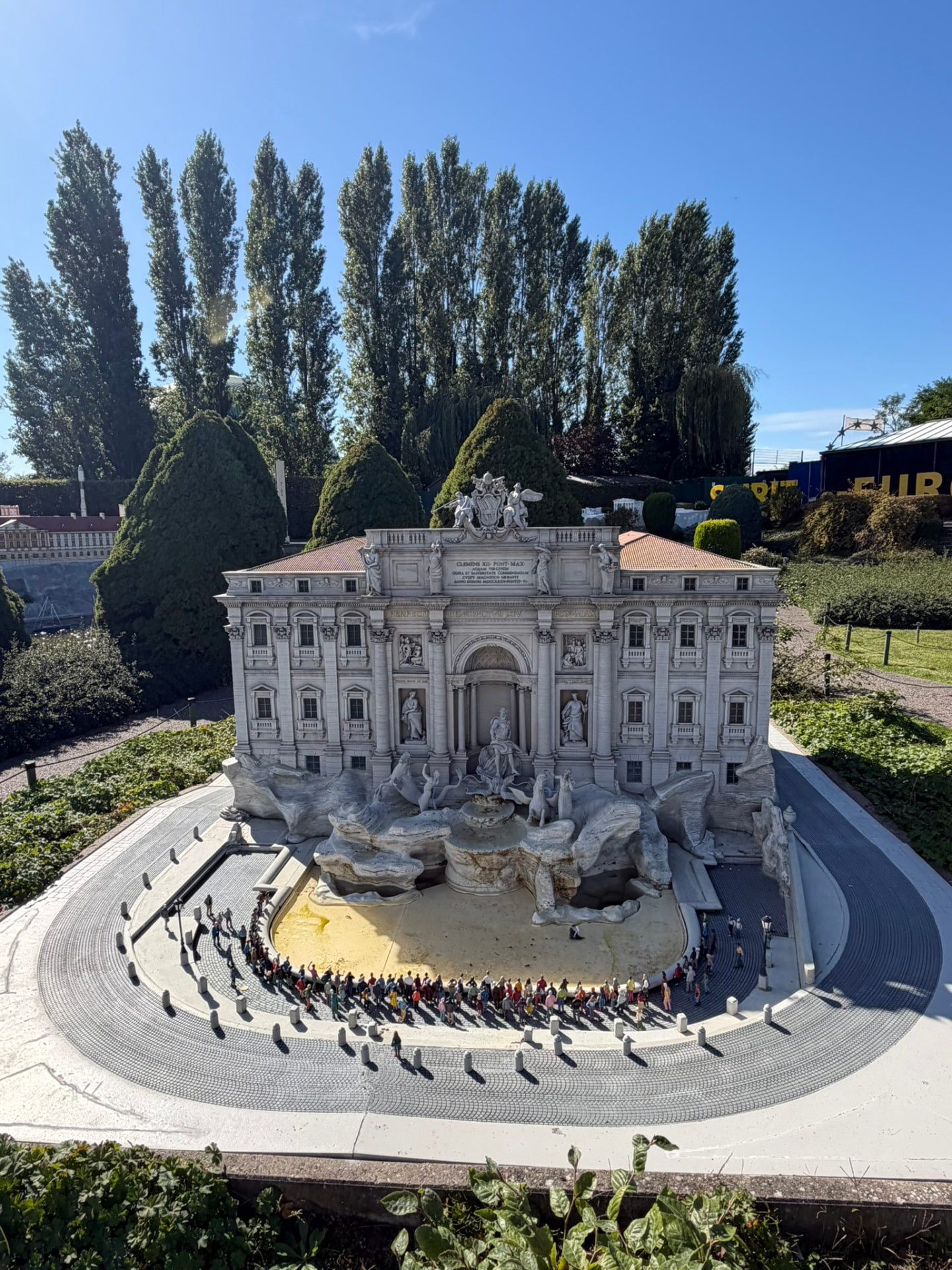 La fontaine de Trevi miniature, entourée de figurines de visiteurs