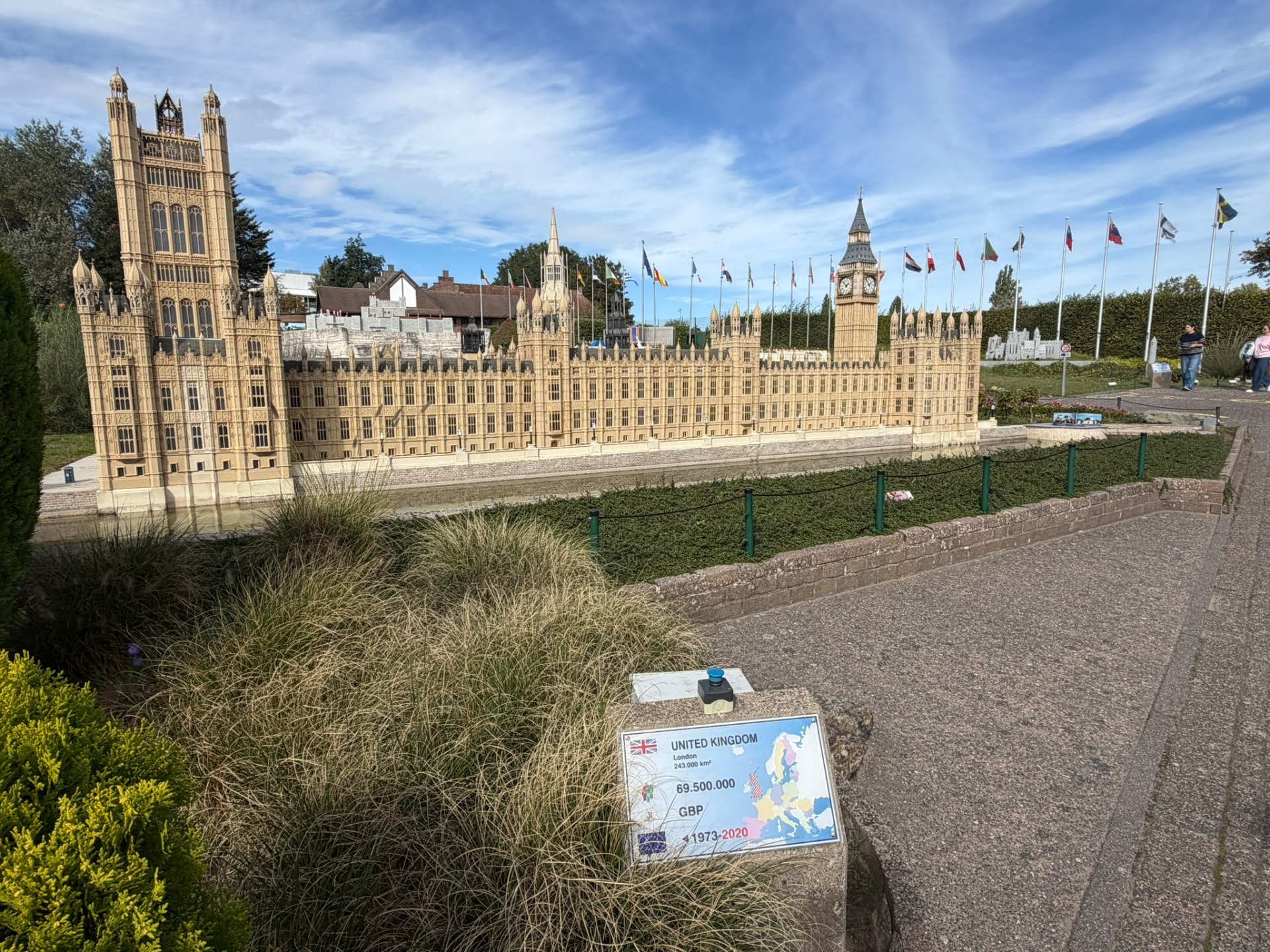 Le palais de Westminster et Big Ben miniatures à Mini-Europe, avec la fiche du Royaume-Uni