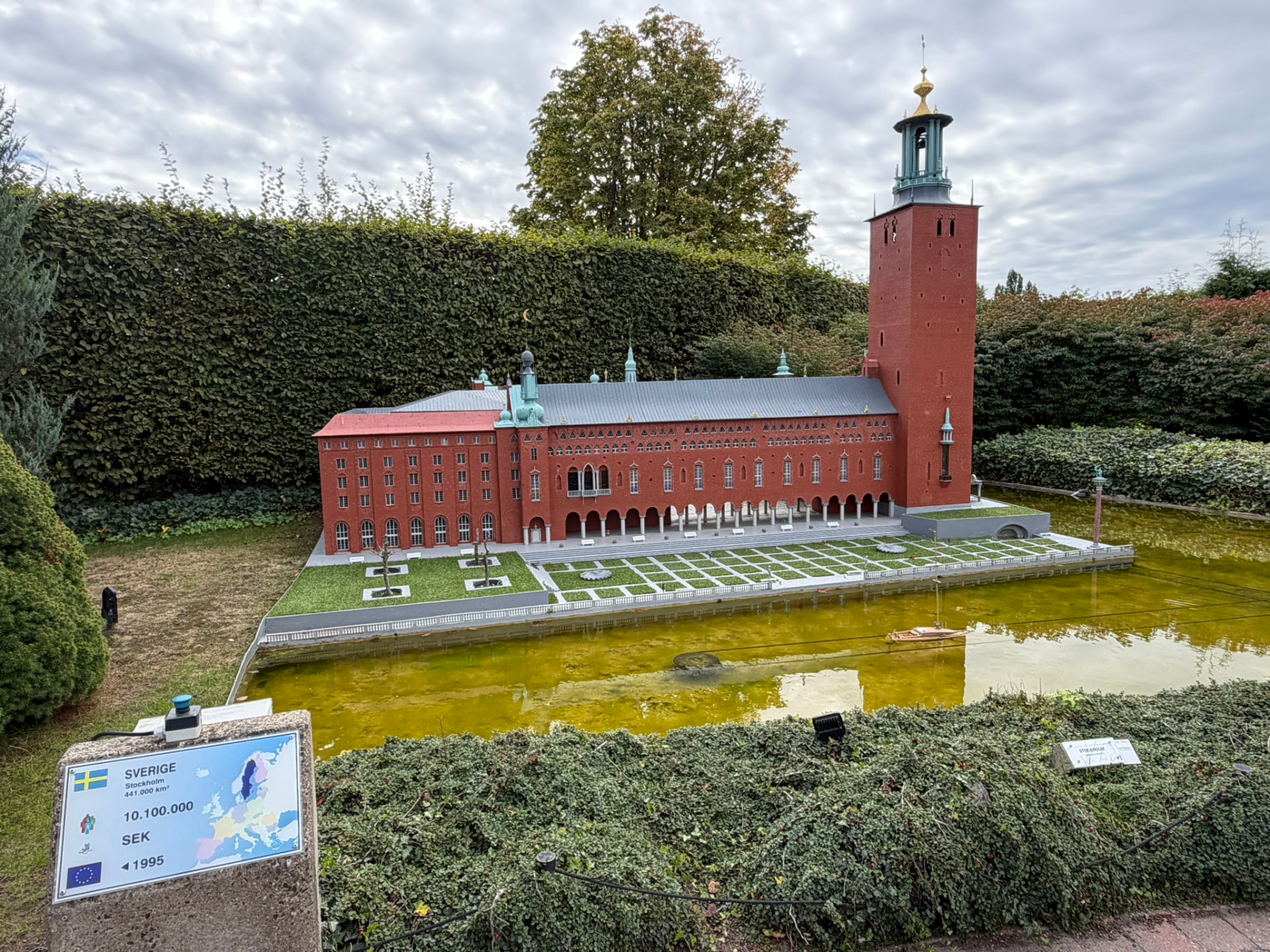 L’hôtel de ville de Stockholm miniature et la fiche d’identité de la Suède à Mini-Europe