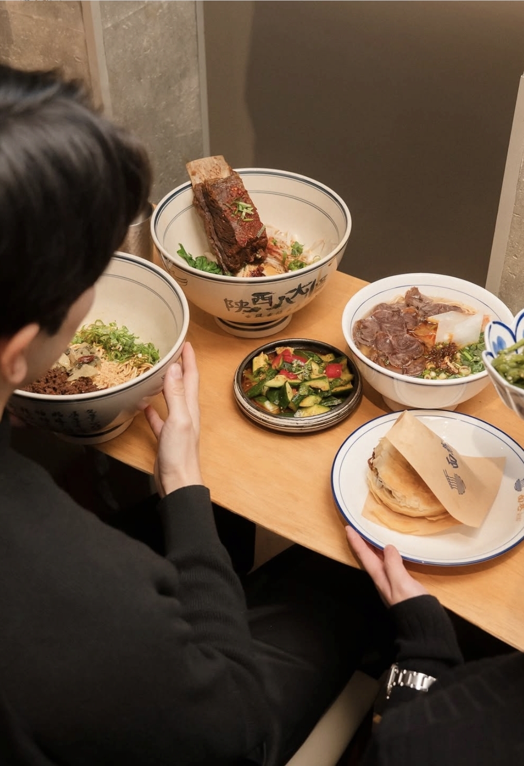 Een tafel bij Alley Mian: huisgemaakte noedels, runderrib in bouillon en eendenburger