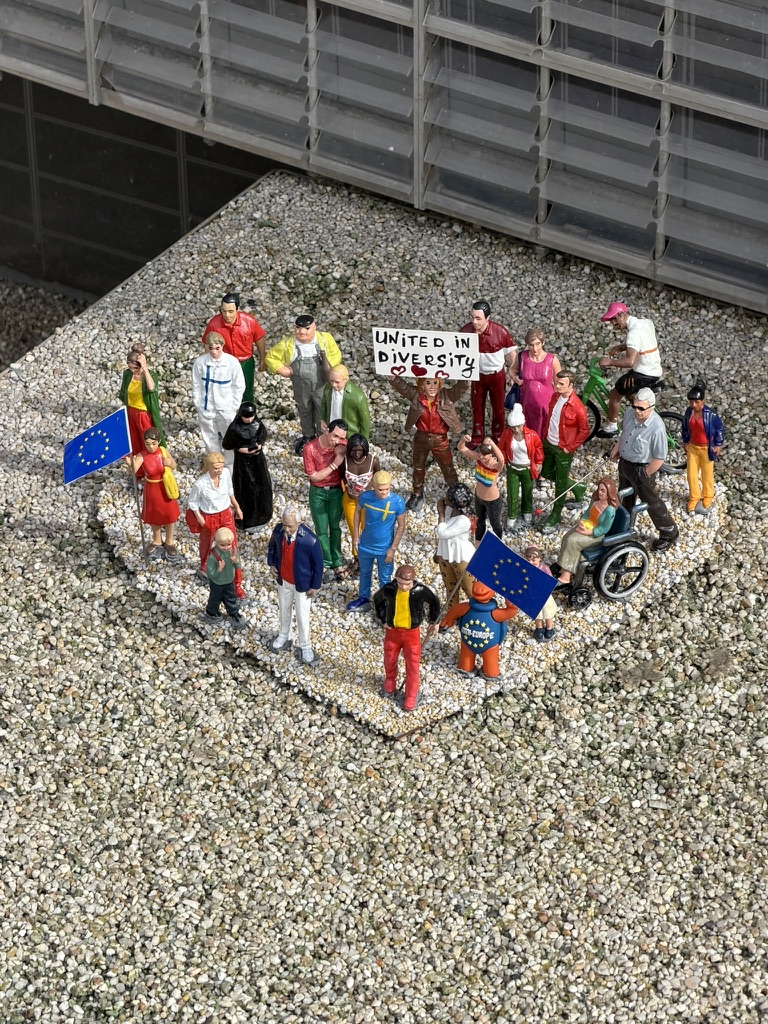 Figurines « United in Diversity » avec drapeaux européens à Mini-Europe