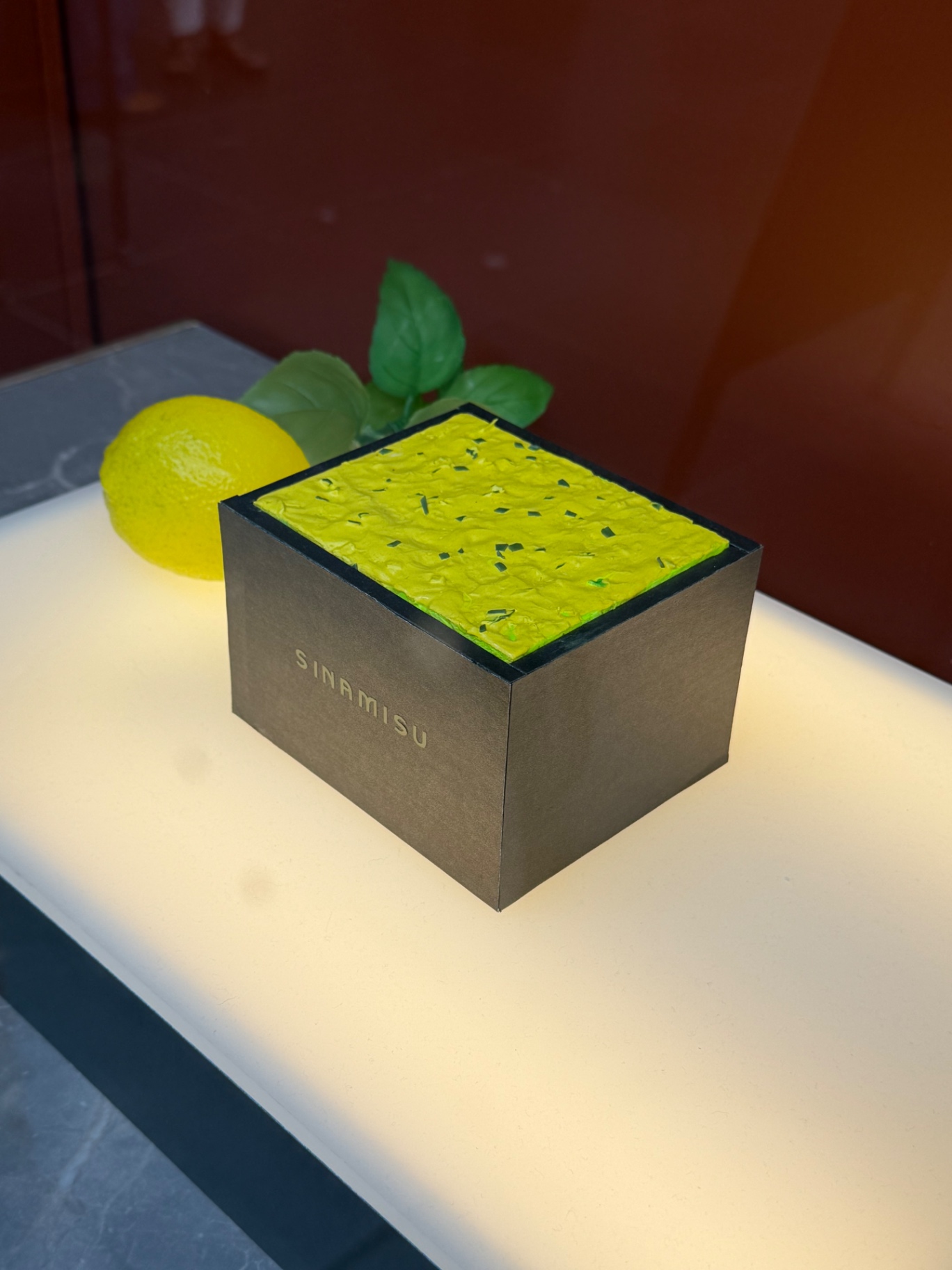 Tiramisu Sinamisu au citron et basilic dans sa boîte dorée