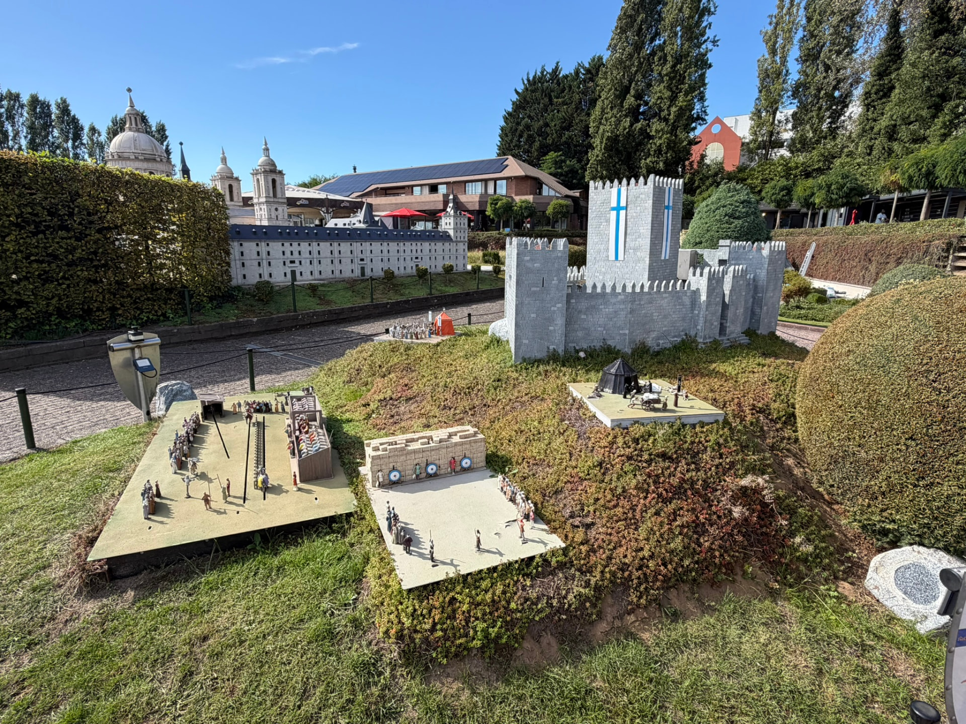 Le palais de l’Escorial et le château de Guimarães miniatures, avec des scènes médiévales