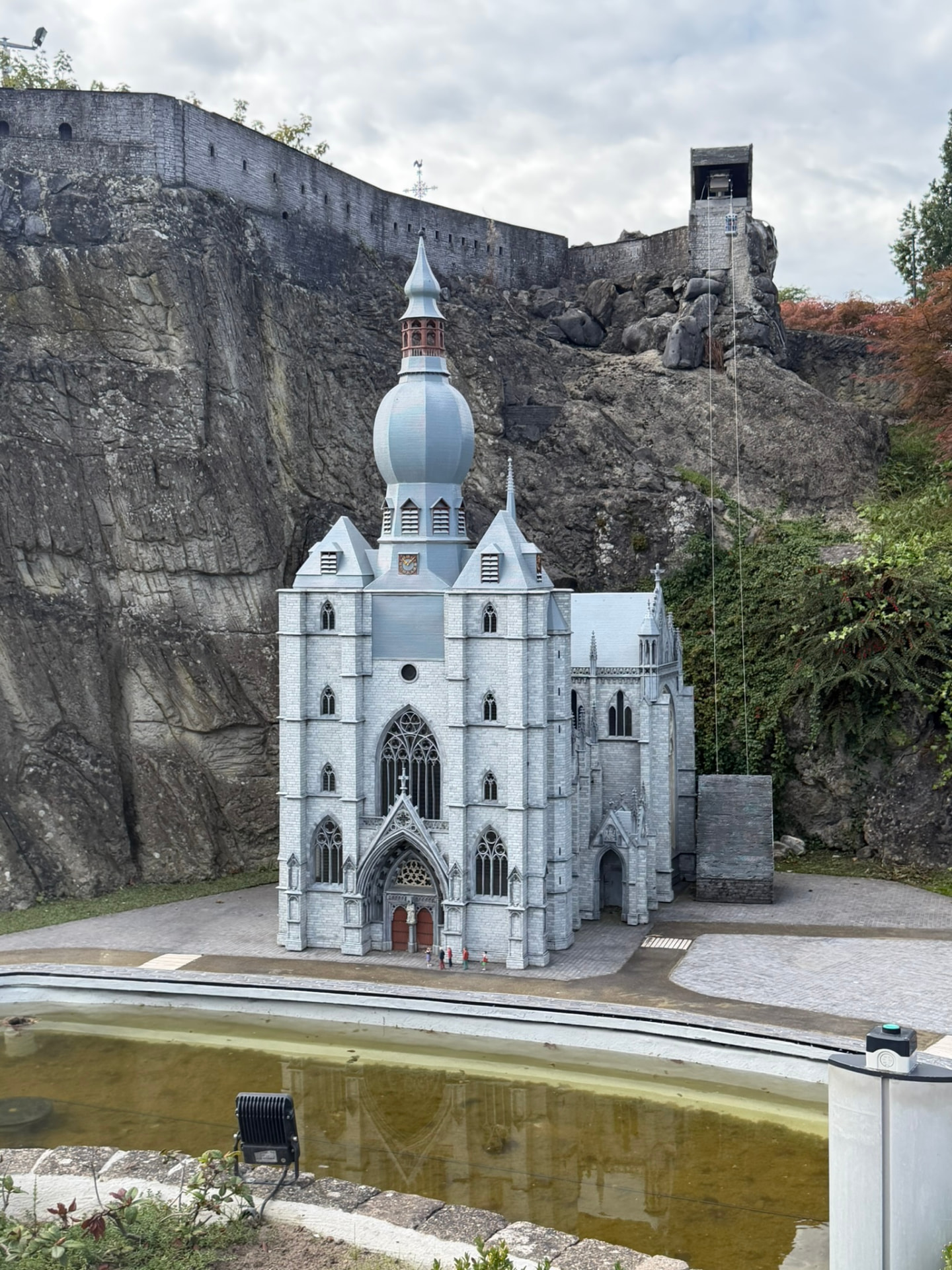 La collégiale Notre-Dame et la citadelle de Dinant miniatures à Mini-Europe