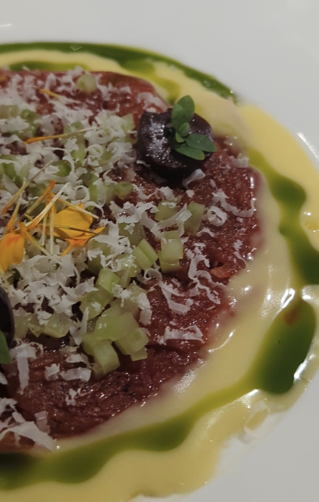 Détail du carpaccio, fleurs et céleri