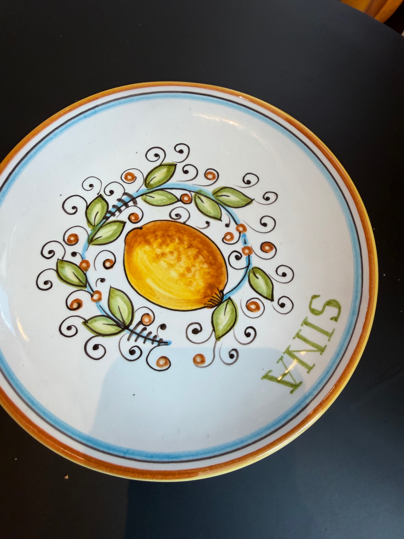 Assiette Sina peinte à la main avec citron et feuillage